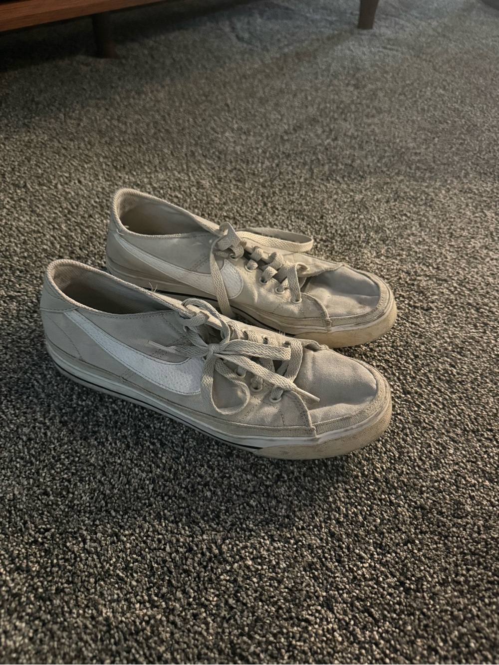 Nike Women's Low-Top Sneakers in Light Gray and White